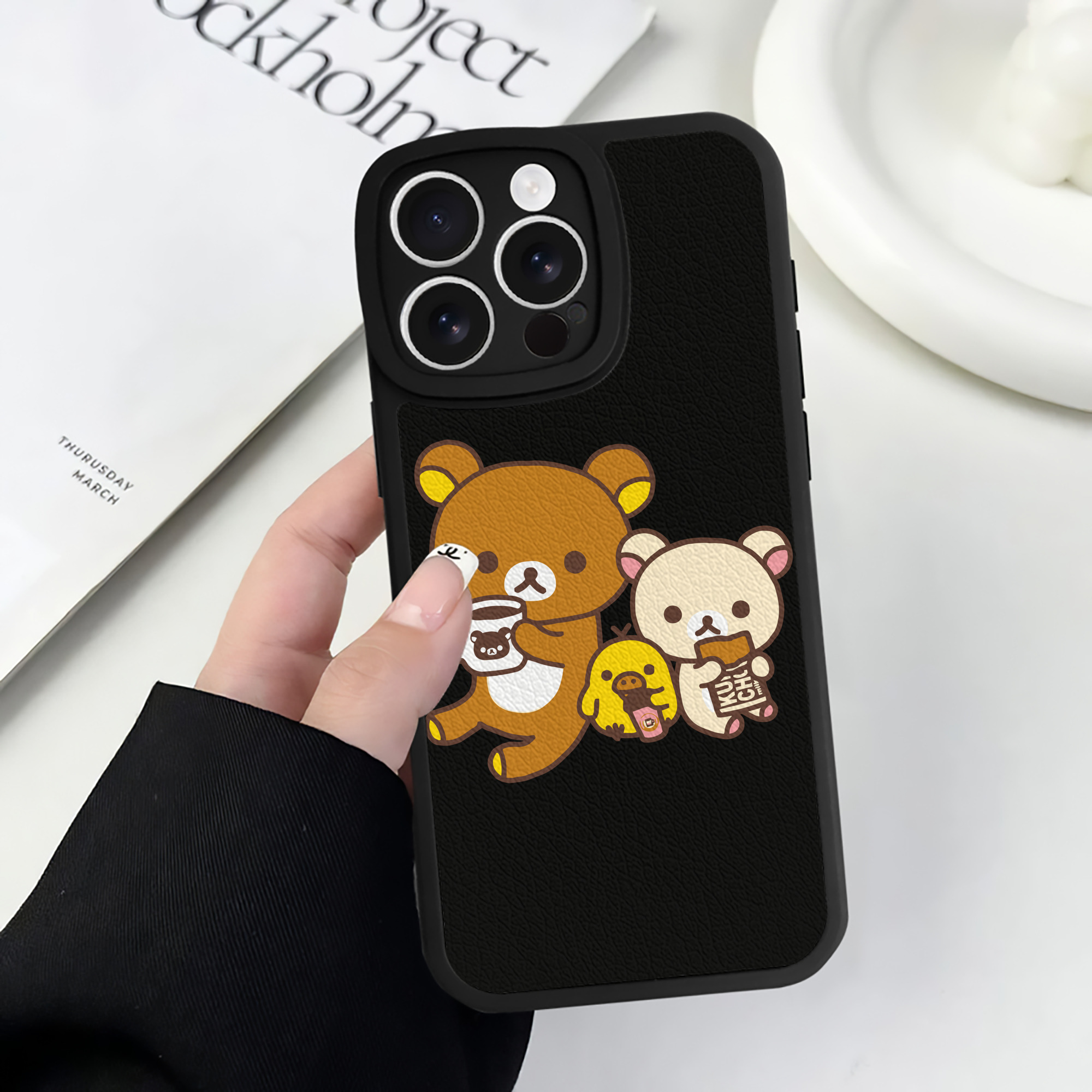 （画像用） リラックマ リラックマ キイロイトリ Rilakkuma Korilakkuma Kiiroitori 【iPhone 16シリーズ対応】シリコンスマホケース（レザー調） 材質：シリコン